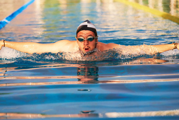 Άνθρωπος Κολύμβηση στην πισίνα - Φωτογραφία, εικόνα