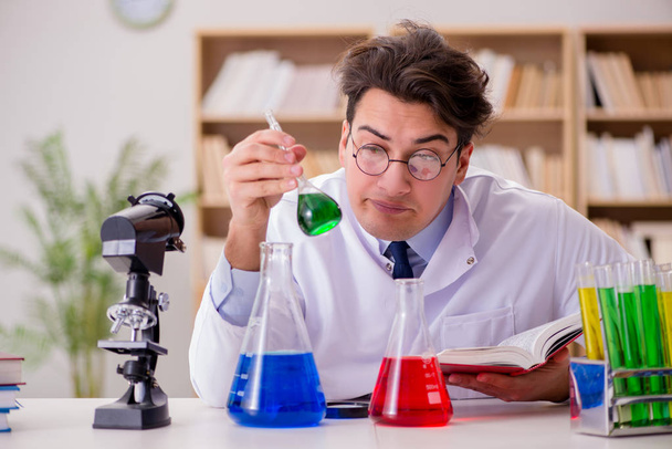 Őrült őrült tudós orvos kísérletezik egy laboratóriumban. - Fotó, kép