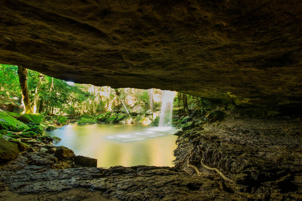 Vue de derrière une cascade tranquille
 - Photo, image