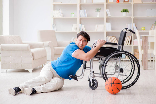 Młody koszykarz na wózku inwalidzkim wraca do zdrowia po kontuzji - Zdjęcie, obraz