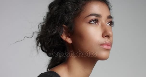 Menina marroquina bonita com vídeo de pele perfeita
 - Filmagem, Vídeo