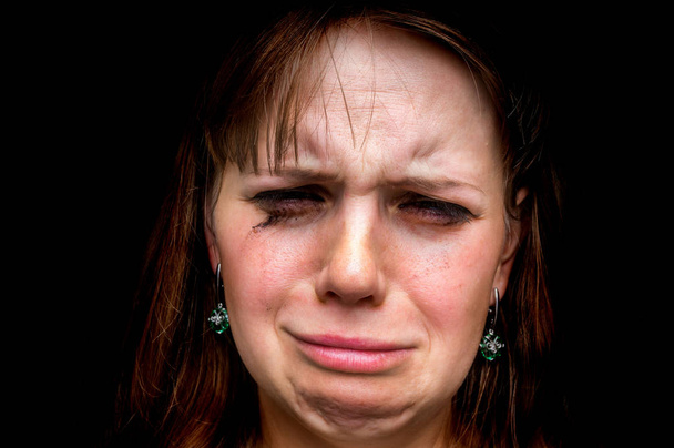 Nahaufnahme Porträt einer weinenden Frau isoliert auf schwarz - Foto, Bild