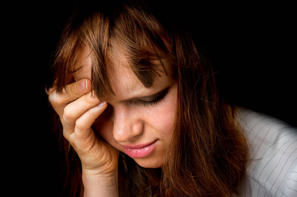 Εσωτερικη πορτρέτο μιας γυναίκας κλάμα που απομονώνονται σε μαύρο - Φωτογραφία, εικόνα