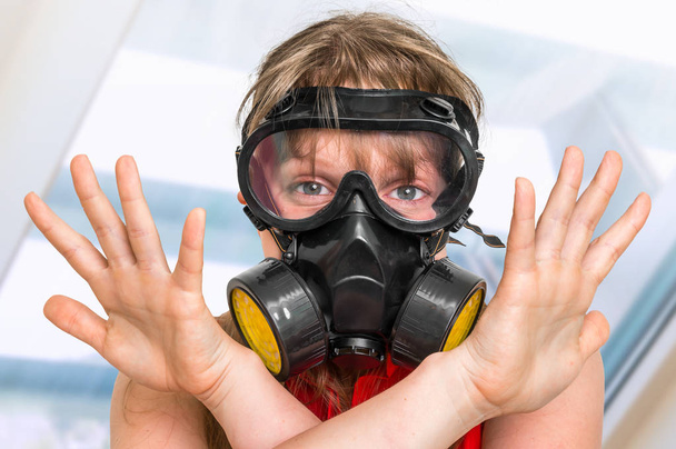 Ділова жінка з газовою маскою, що показує негативний жест
 - Фото, зображення