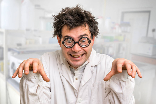 Сумасшедший ученый в очках и белом халате
 - Фото, изображение