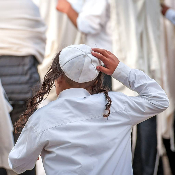 ユダヤ人の祈り少年キッパーと長い payos 伝統的な頭飾りの. - 写真・画像