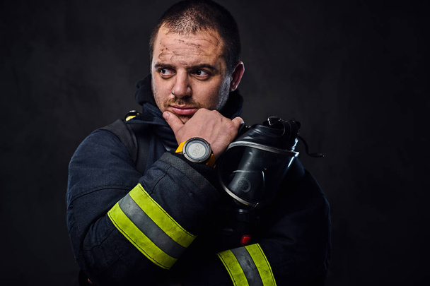 Studio πορτρέτο ενός άνδρα σε μια στολή πυροσβέστη  - Φωτογραφία, εικόνα