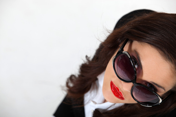 Businesswoman wearing sunglasses - Φωτογραφία, εικόνα