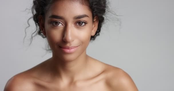 Piękna dziewczyna marokański z doskonałej skóry wideo - Materiał filmowy, wideo
