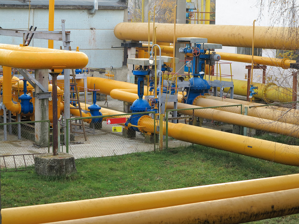 Natural gas station with yellow pipes power plant - Φωτογραφία, εικόνα