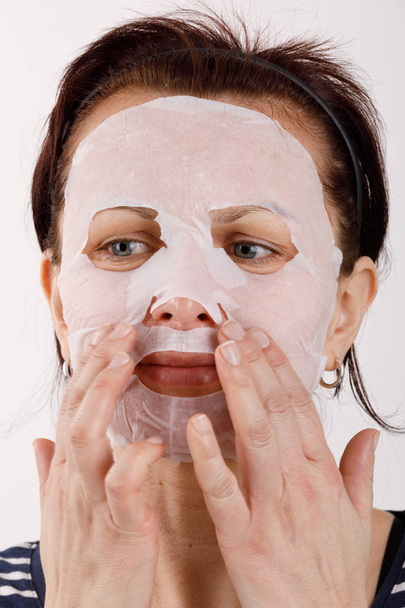 Hausfrau mit Laken-Maske im Gesicht - Foto, Bild