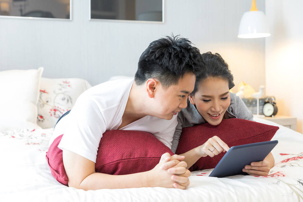 Couple using tablet on bed - Fotoğraf, Görsel