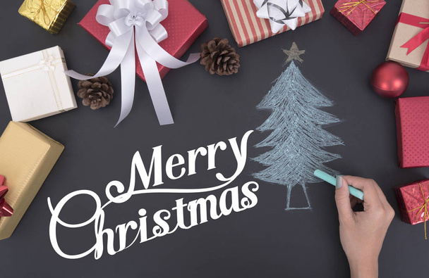 mão desenhar árvore de Natal com decoração e espaço de cópia caixa de presente
 - Foto, Imagem