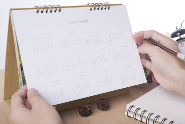 Business Hand List Kalender 2018 Planertreffen auf Schreibtisch Büro. - Foto, Bild