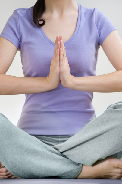 Csinál jóga gyakorlat - Meditati a gyönyörű fiatal nő portréja - Fotó, kép