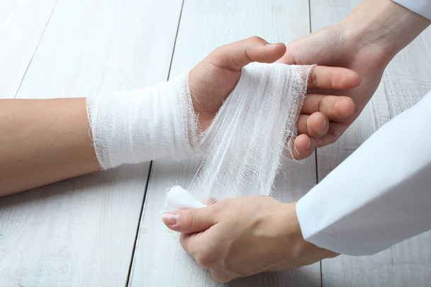 A nurse bandages a patient's - Фото, изображение