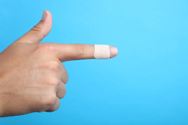 finger with a plaster - Fotografie, Obrázek