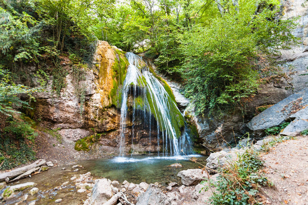 ulu-uzen Fluss mit djur-djur Wasserfall auf der Krim - Foto, Bild