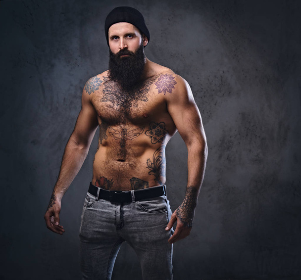 Shirtless svalnatý, vousatý muž v klobouku - Fotografie, Obrázek