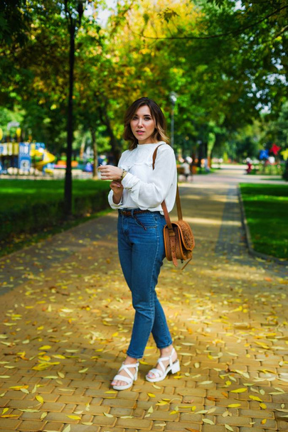 woman in autumn park - Foto, Imagem