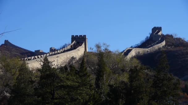 επισκέπτης αναρρίχηση Σινικό Τείχος στην κορυφή του βουνού, Κίνα αρχαία αρχιτεκτονική, fortres - Πλάνα, βίντεο