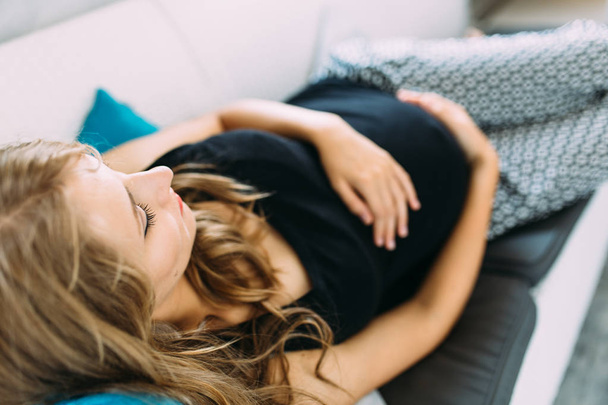 Беременная женщина на диване
  - Фото, изображение