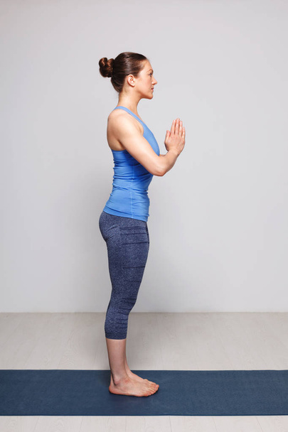 Femme faisant Hatha Yoga asana Tadasana - Photo, image