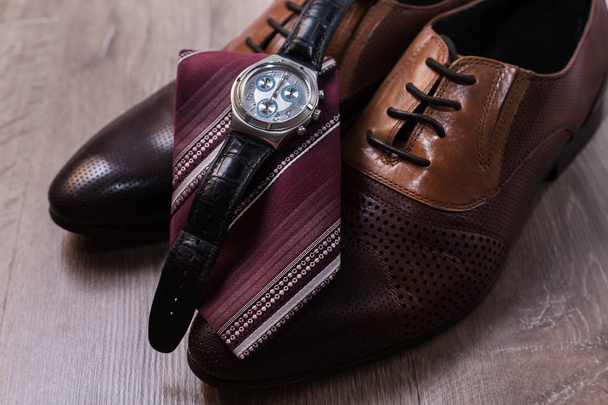 Men's mans akcesoria mody. Buty, krawat i zegarek  - Zdjęcie, obraz