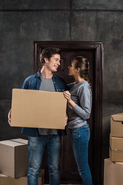 couple holding cardboard box together - Foto, imagen