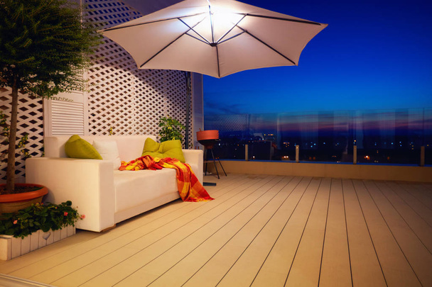 piękny nowoczesny na dachu patio, taras z wieczornym widokiem na miasto - Zdjęcie, obraz