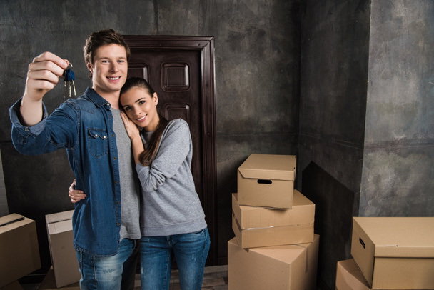 couple with keys from new house - Foto, Bild