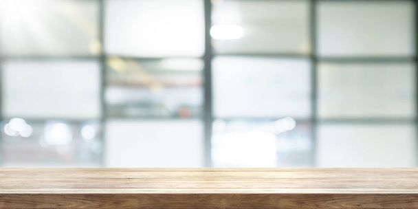 Lege houten tafelblad met vervaging coffeeshop de achtergrond van het venster, p - Foto, afbeelding