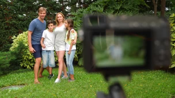 レコード家族のビデオカメラのビデオ。幸せな家族の自然が美しい公園の芝生の上一緒にダンスします。4 k. コピー スペース。ライフ スタイル。スローモーション - 映像、動画
