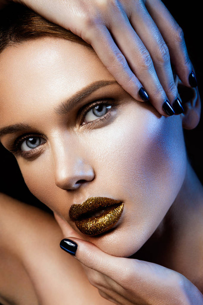 Beautyful girl with gold glitter on her face - Foto, Imagen