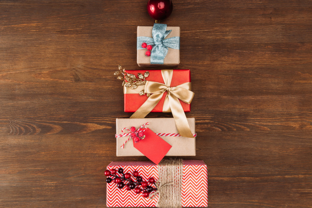 クリスマス プレゼントと安物の宝石  - 写真・画像