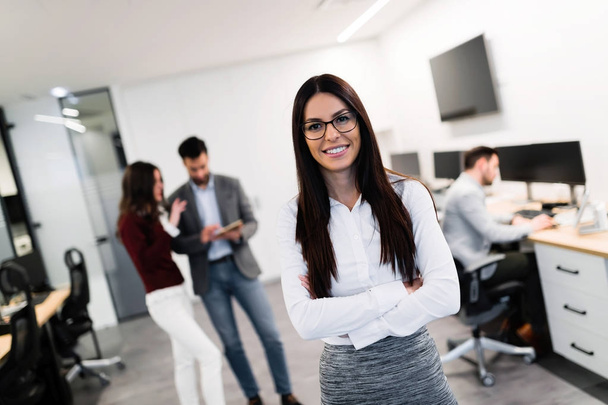  young businesswoman posing in office - Foto, imagen
