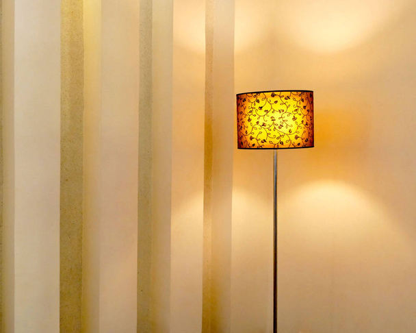 Stehlampe im Wohnzimmer - Foto, Bild