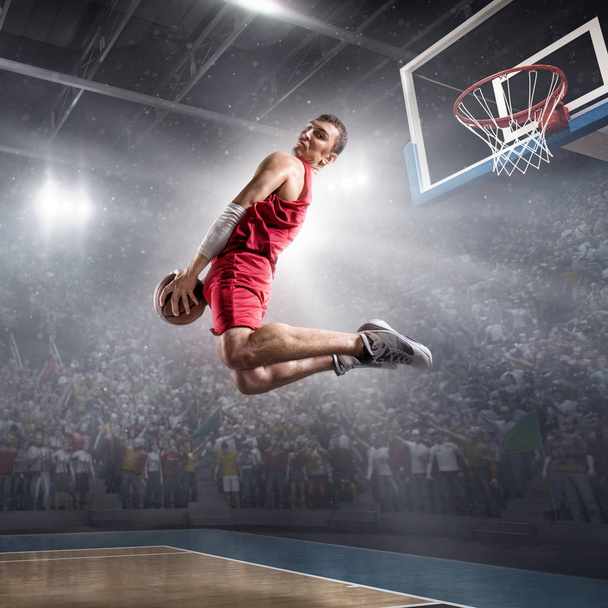 Παίκτης μπάσκετ κάνει slam dunk - Φωτογραφία, εικόνα