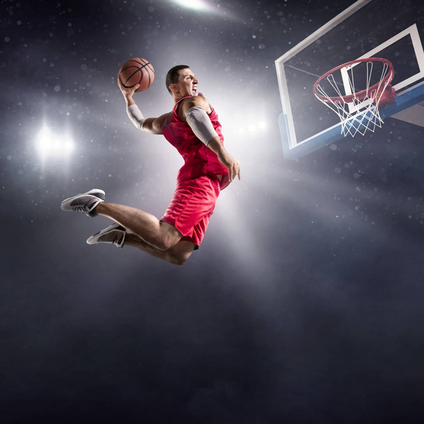 Basketbalspeler maakt slam dunk - Foto, afbeelding