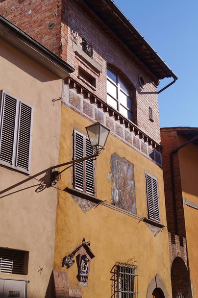Typical building in Maioli street, San Miniato - 写真・画像