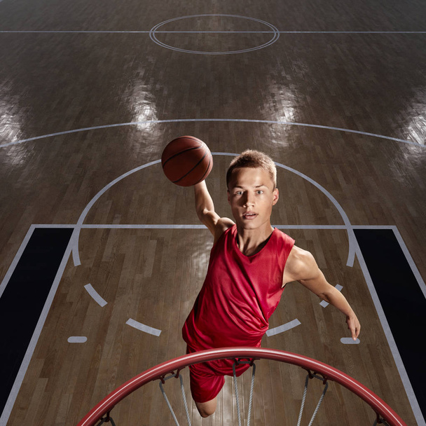 Jugador de baloncesto hace slam dunk
 - Foto, imagen