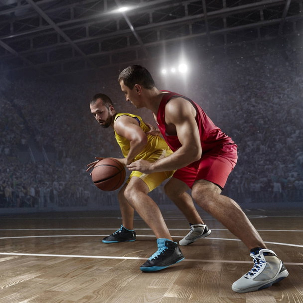 Giocatori di basket su grande arena professionale
 - Foto, immagini