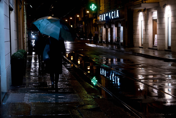 トリノの街イタリア横断歩道の雨の夜 - 写真・画像