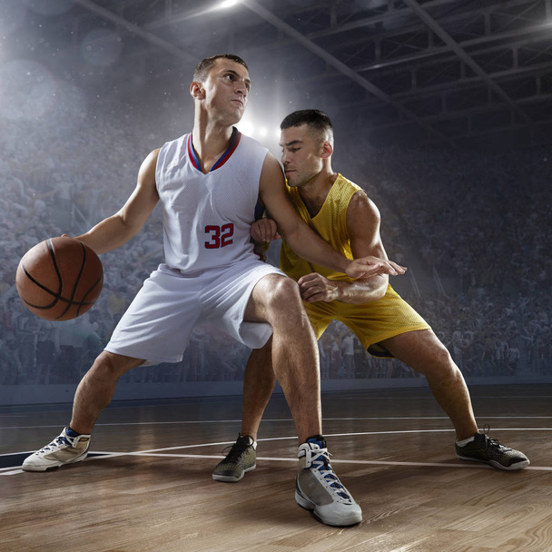 Les joueurs de basket-ball sur la grande arène professionnelle
 - Photo, image