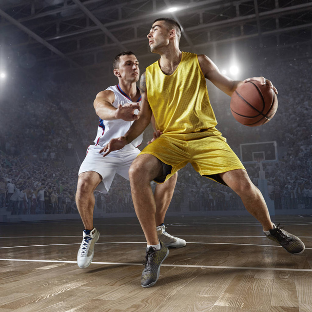 Jugadores de baloncesto en gran arena profesional
 - Foto, imagen