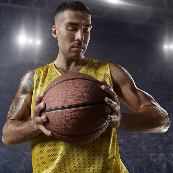 Jugador de baloncesto mantener una pelota en la arena profesional
 - Foto, Imagen