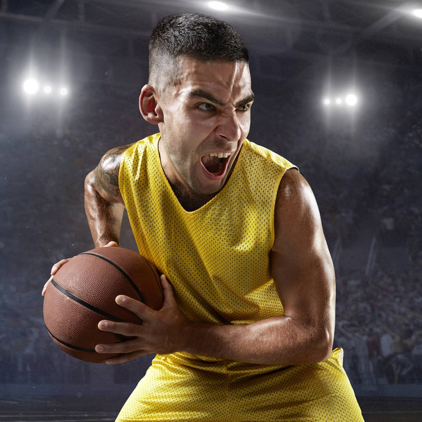 Basketbalspeler een bal op professionele arena houden - Foto, afbeelding