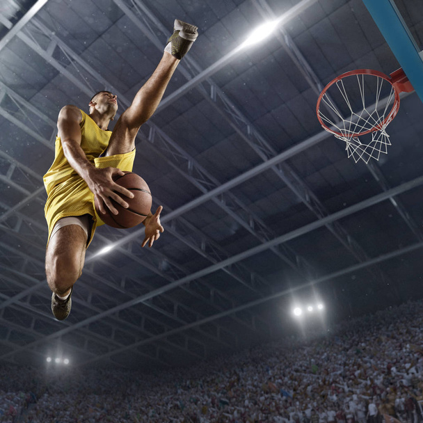 Kosárlabda játékos teszi a slam dunk - Fotó, kép
