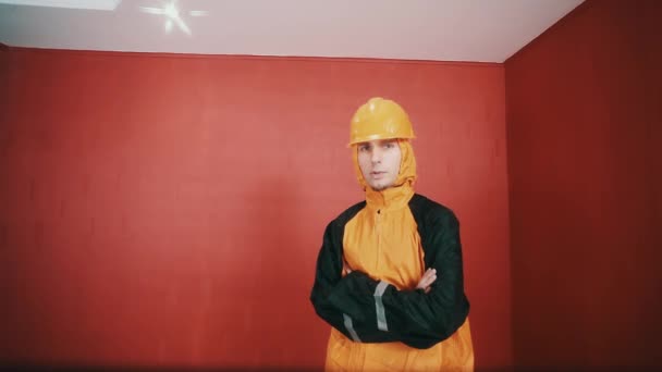 ハザードで武装した赤クロス ジャケットとオレンジ ハード帽子の男を部屋に、ラップ - 映像、動画