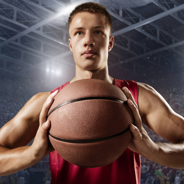 Basketbalspeler een bal op professionele arena houden - Foto, afbeelding